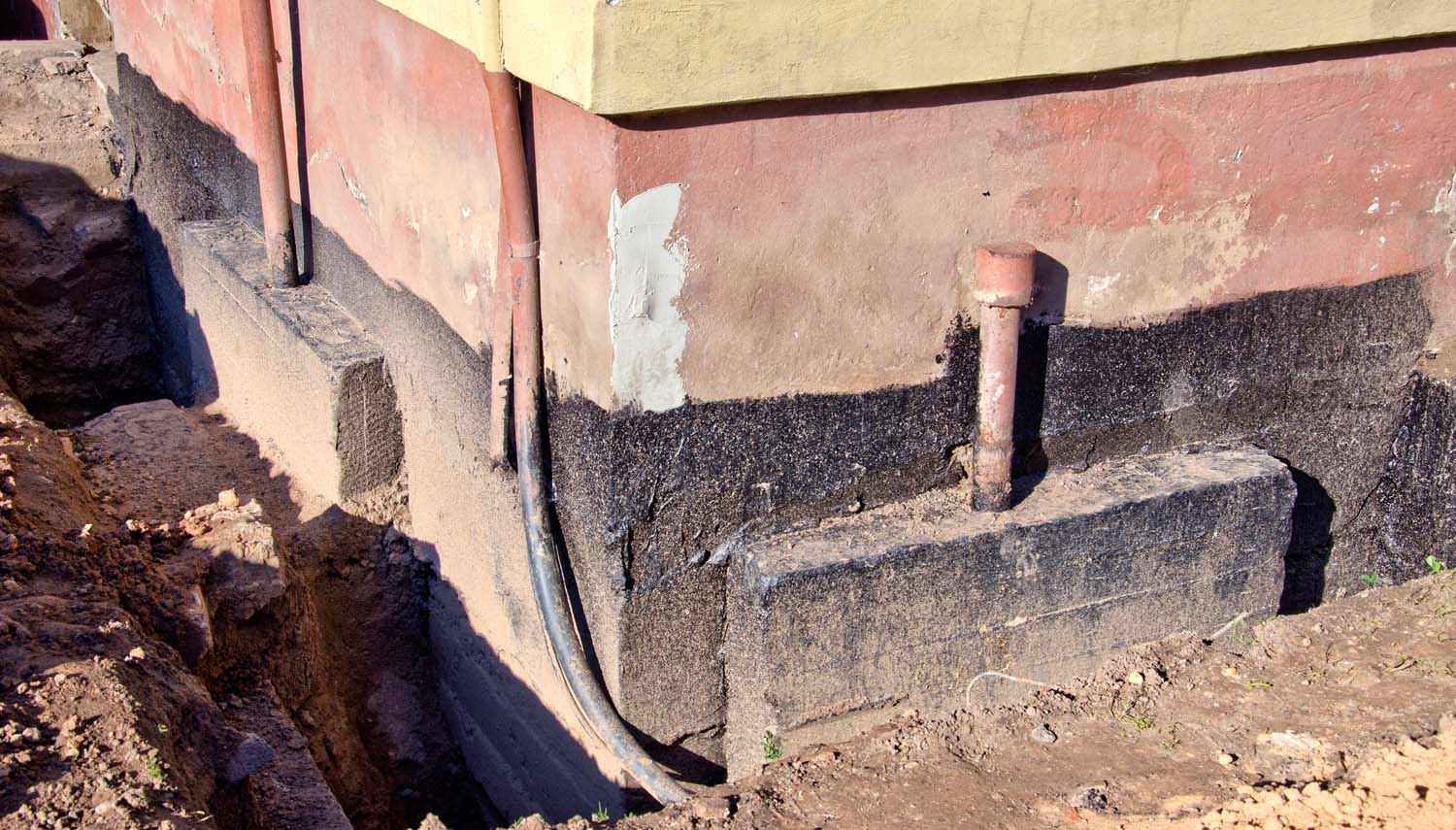 foundation repair is needed from this picture of a cracking crumbl9ng build corner